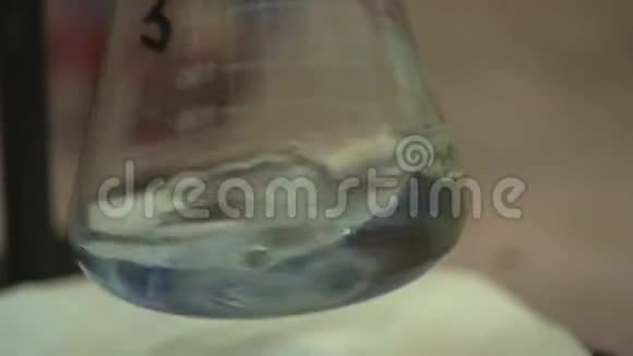 玻璃烧瓶与混合化学品视频的预览图
