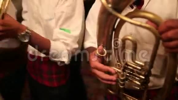 萨克斯演奏家演奏萨克斯管萨克斯管的特写视频的预览图