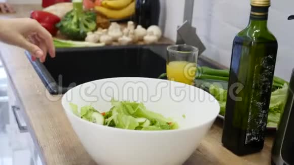 沙拉的准备厨房里的健康蔬菜做饭视频的预览图