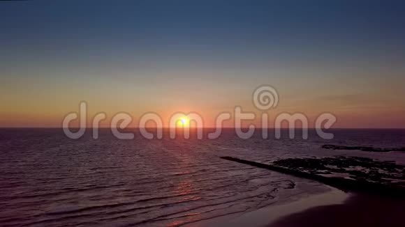 太阳升起在海水之上视频的预览图