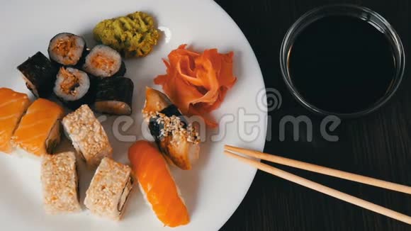 一道巨大的白色菜肴有各种日本料理的寿司卷视频的预览图