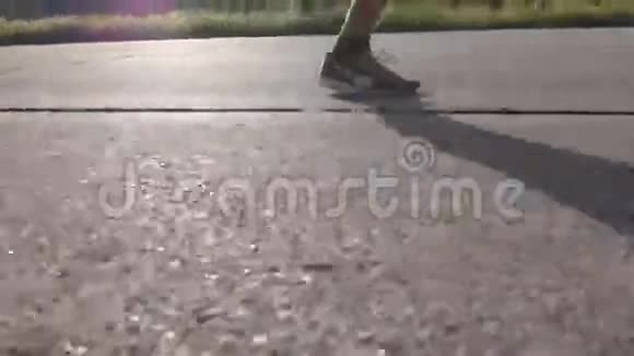 夏天在路上奔跑的壮汉脚日落时分在乡村路线的锻炼训练中男性腿部慢跑视频的预览图