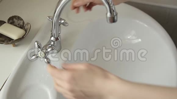 女人洗澡在水槽里洗手特写只有手和喷水视频的预览图