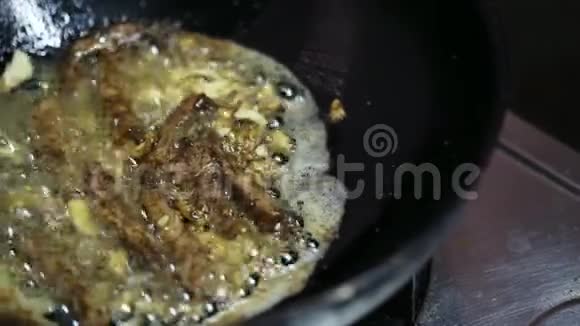 锅中炒猪肉的盘片视频的预览图