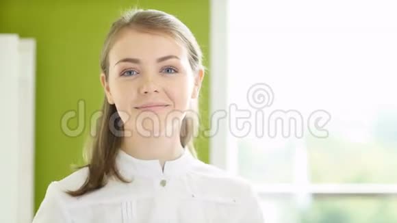穿着一件整体医疗服白大褂的女孩正在吸烟医务人员视频的预览图