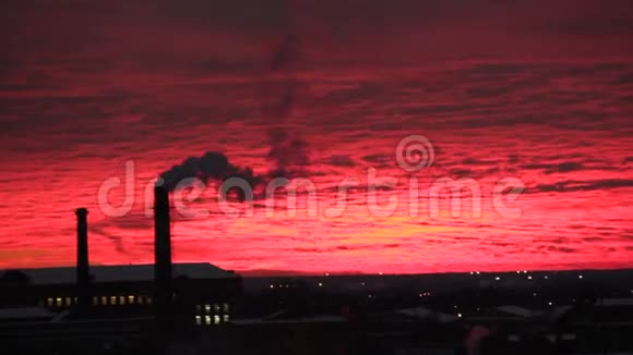 夕阳红背景下的工厂管道视频的预览图