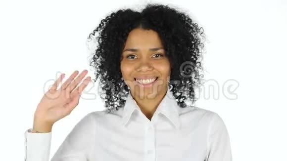 你好黑女人的手势挥手视频的预览图