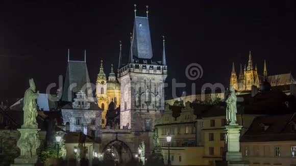 捷克共和国布拉格小镇的夜景和圣尼古拉斯大教堂和桥塔时间视频的预览图