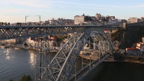 多罗河和多姆路易斯一桥波尔图视频的预览图