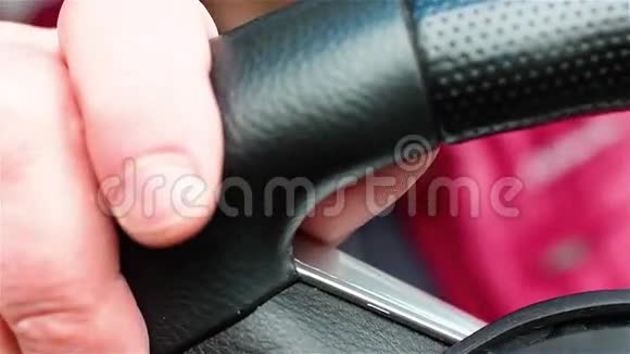 司机握着方向盘的手腕扭转它视频的预览图