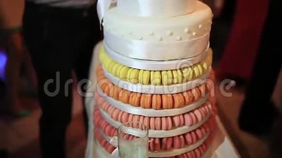 婚礼蛋糕和红色饼干黑山海上婚礼视频的预览图