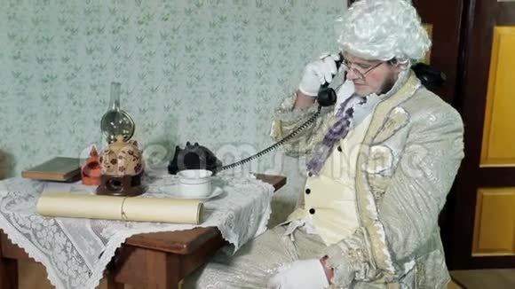 穿中世纪服装的男人在电话里视频的预览图