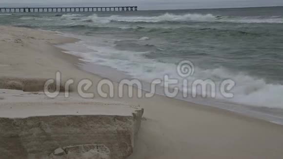 海浪拍打着海滩视频的预览图