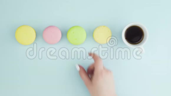 意大利马克龙或意大利马卡龙在粉蓝色表面与浓缩咖啡在白色杯子视频的预览图