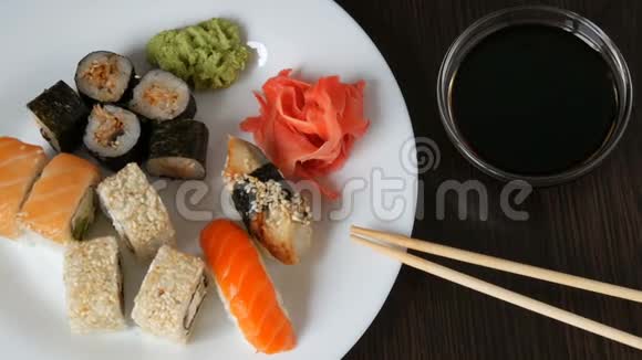 一道巨大的白色菜肴有各种日本料理的寿司卷视频的预览图