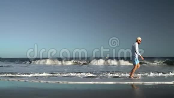 日落时快乐的人沿着海边奔跑无忧无虑的现代生活理念加那利群岛视频的预览图