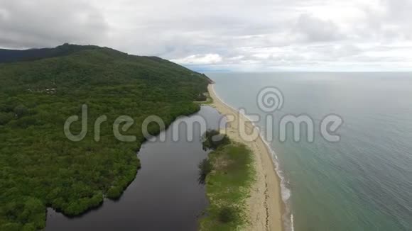 空中拍摄的湖和海滩视频的预览图