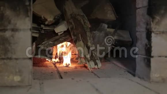 柴禾开始在砖炉里燃烧视频的预览图