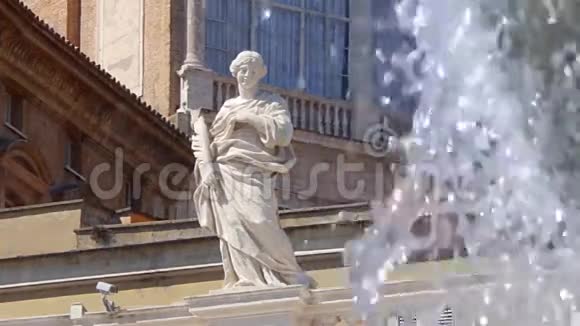 广场喷泉前的圣像和罗马圣彼得大教堂视频的预览图