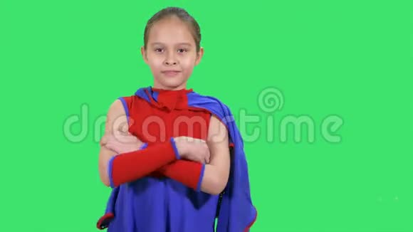 年轻的超级英雄女孩站在折叠手臂视频的预览图