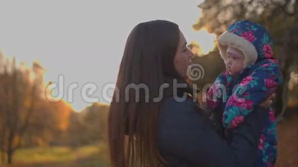 妈妈在秋天公园里抱着她的女儿视频的预览图