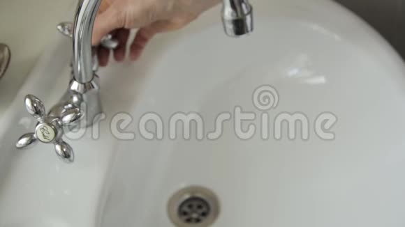 女人洗澡在水槽里洗手特写只有手和喷水视频的预览图
