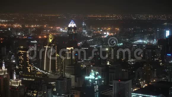 有摩天大楼和商业中心的城市景观夜城视频的预览图