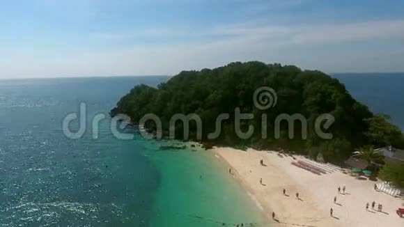 美丽的飞越印度洋的野生岛屿人们游泳游艇视频的预览图