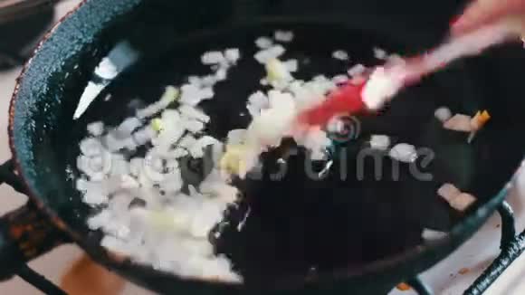 切好的洋葱在锅中用植物油炒熟视频的预览图