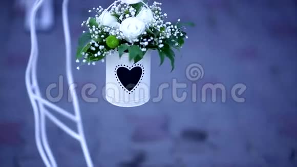 婚礼装饰白色金属桶蓝色背景上有白花视频的预览图