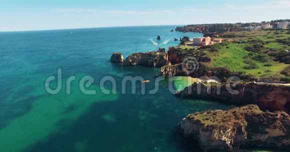 飞越海洋和悬崖峭壁视频的预览图