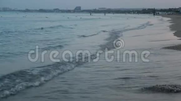 海滩上平静的海浪海上的早晨日出盘旋视频的预览图