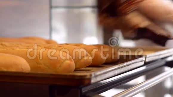 面包师把面包放在架子上视频的预览图