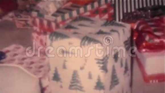 圣诞树下的圣诞礼物老式8毫米视频的预览图