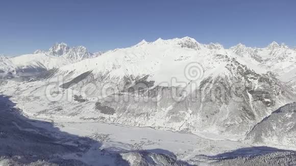 白雪皑皑的山峦和美丽的山峦构成了壮观的冬季景观视频的预览图