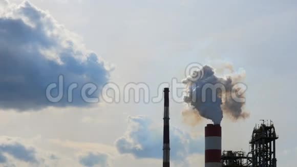 环境污染烟囱冒出的烟雾视频的预览图