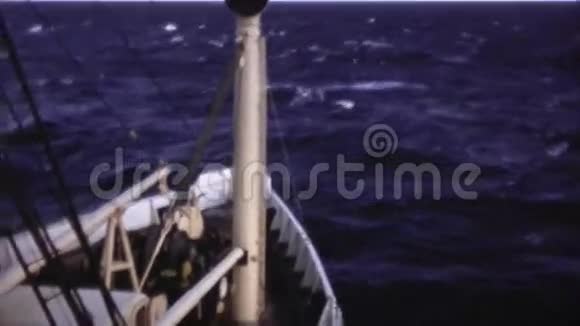 正面和背面从船老式8毫米视频的预览图