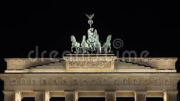 柏林勃兰登堡门的夜景人们在广场上漫步德国的夜晚柏林视频的预览图