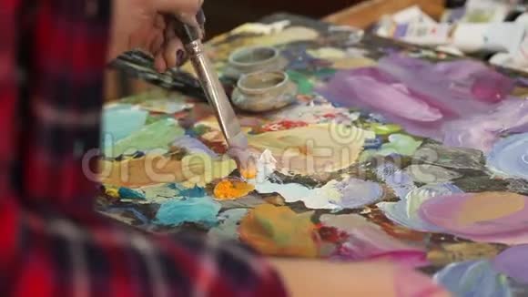 艺术家在画室里画油画画家在工作创作者制作艺术品画笔和颜料视频的预览图