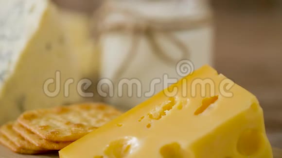 把奶酪饼干和黄油放在桌子上视频的预览图