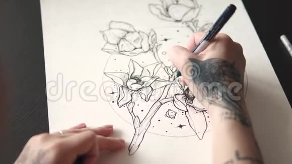 纹身师傅在纸上画出纹身的草图视频的预览图