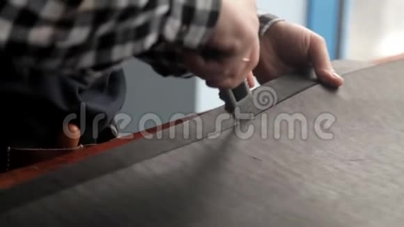 一个从皮革舵主切坯来做皮带皮带的制造程序视频的预览图