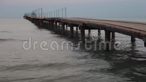 海上宁静日出的木码头景观视频的预览图