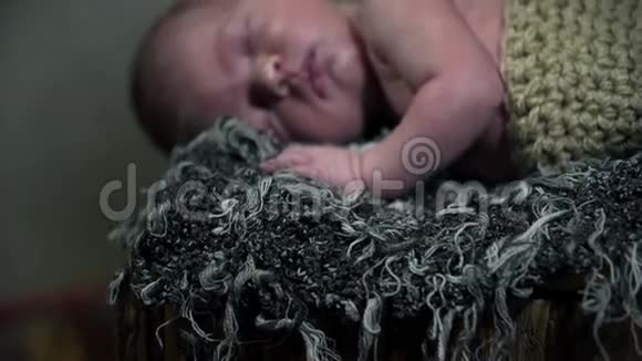 穿着针织品睡得舒服的婴儿倾斜镜头视频的预览图