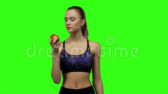 带苹果的女运动员慢动作绿色屏幕视频的预览图