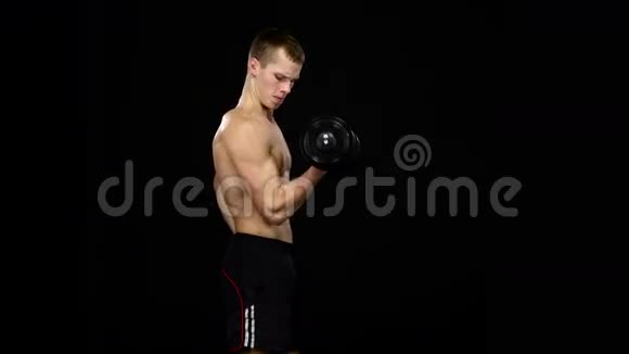 人在健身房用哑铃做二头肌运动黑色视频的预览图
