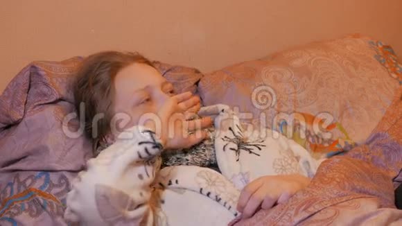 有流感或感冒的少女妈妈用的是4KUHD温度计视频的预览图