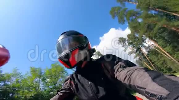 驾驶车辆时头盔上的自行车视频的预览图