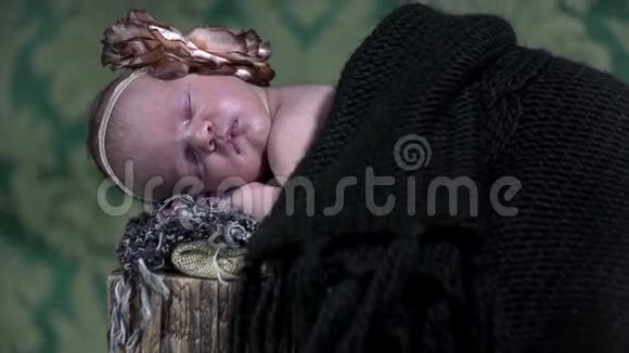 在摄影镜头中间覆盖着熟睡的婴儿视频的预览图