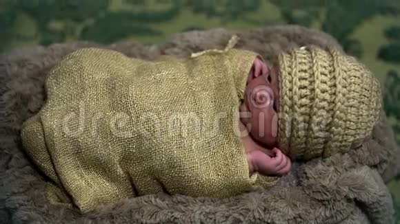 婴儿躺在一个袋子里看上去像针织品视频的预览图